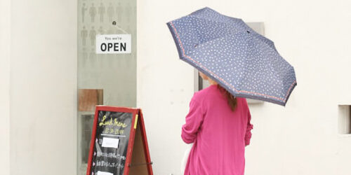 おしゃれな折りたたみ傘のおすすめ15選。かわいいレディースものからメンズ用まで
