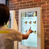 JR東日本の駅ナカ飲食店、セルフ決済端末「O:der Kiosk」を導入。レジ無人化の「未来型店舗」へ進化する狙いとは